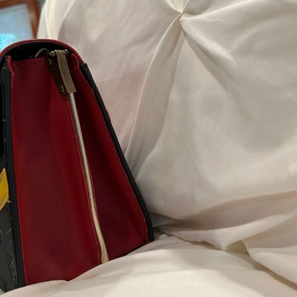 Loungefly Harry Potter Gryffindor House Crest Chain Crossbody Bag NWT 🦁 - Picture 4 of 10